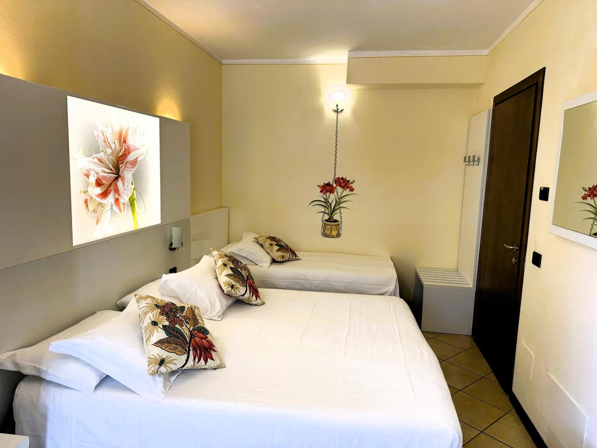 Dependance Pesce d'Oro Hotel Verbania Bagian luar foto