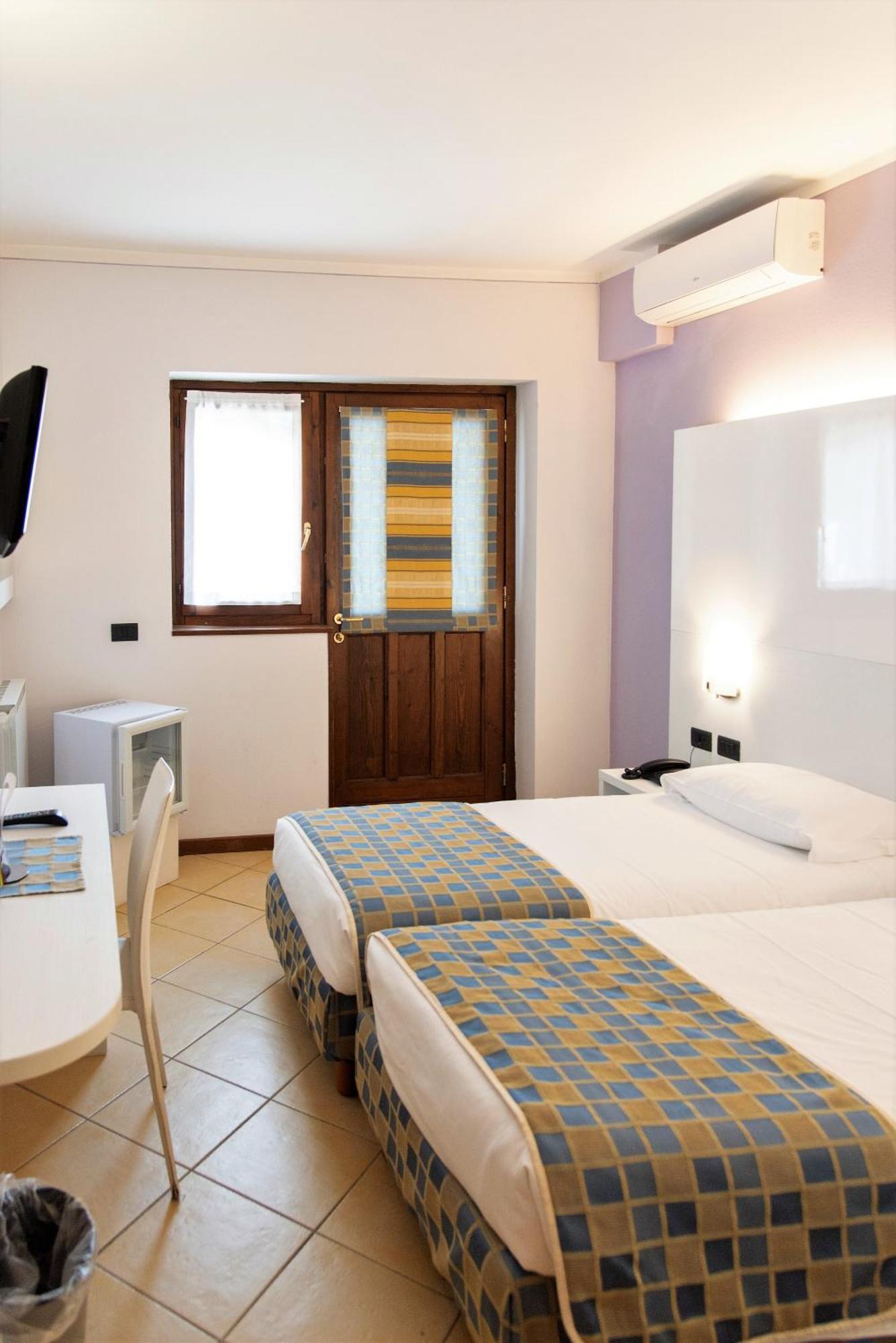 Dependance Pesce d'Oro Hotel Verbania Bagian luar foto